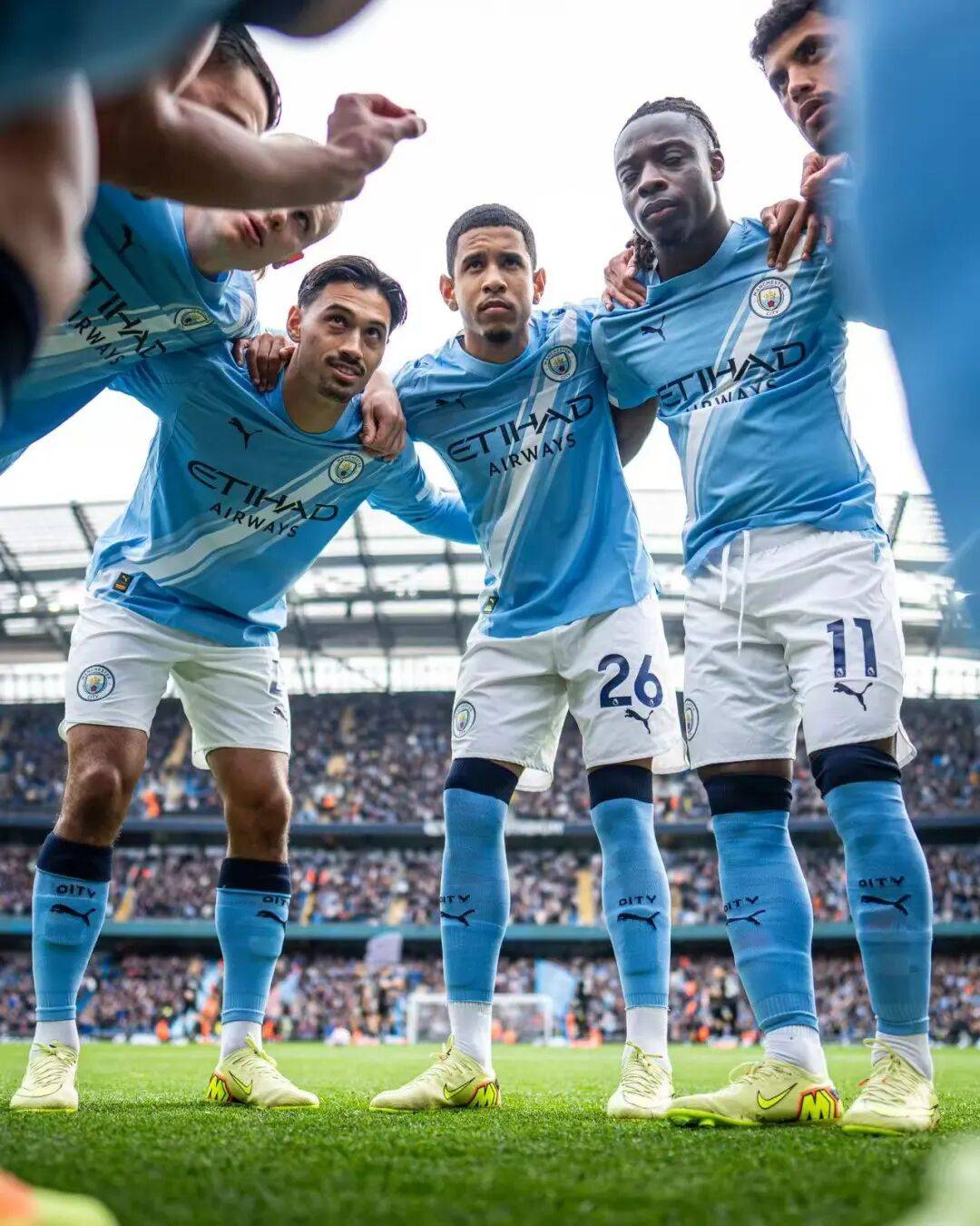 曼联、利物浦近五轮各1胜，英超积分榜曼联积22分，领先利物浦。