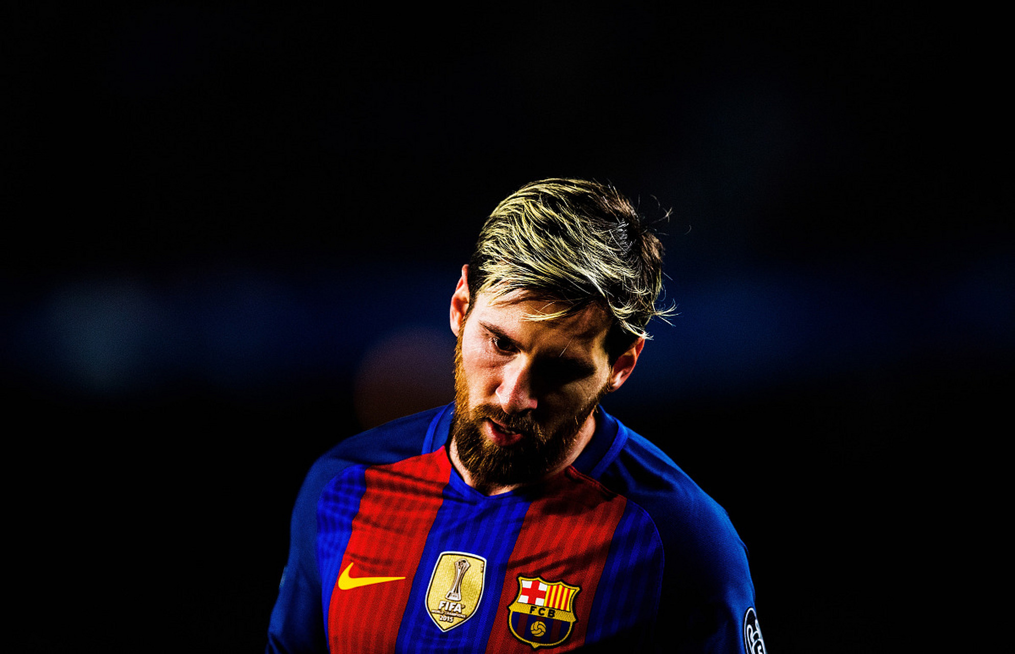 曼联将以1亿英镑的价格击败曼城，前锋签约已成定局，巴塞罗那的挖角行动也变得“认真”起来。