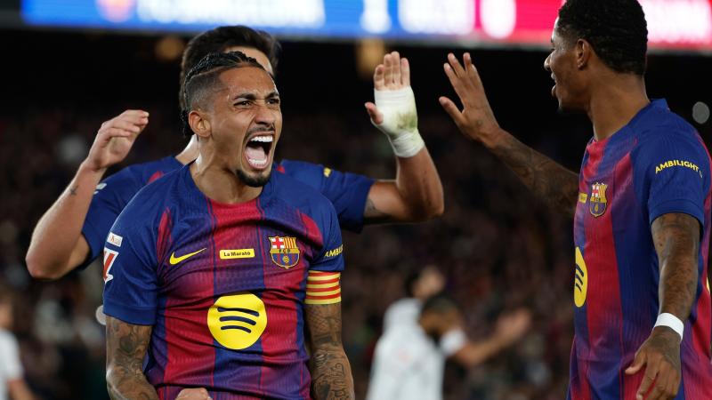 河南球迷在看台打出TIFO：United as one，we make history