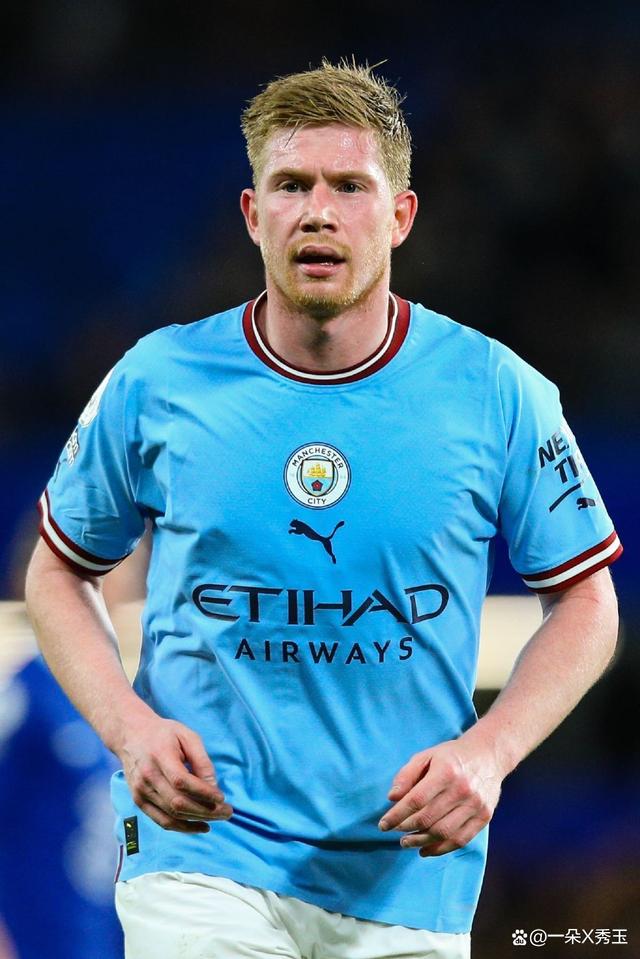 邓涵文因经济保障和新东家前景决定离开武汉三镇，加盟云南玉昆，成为球队核心球员。