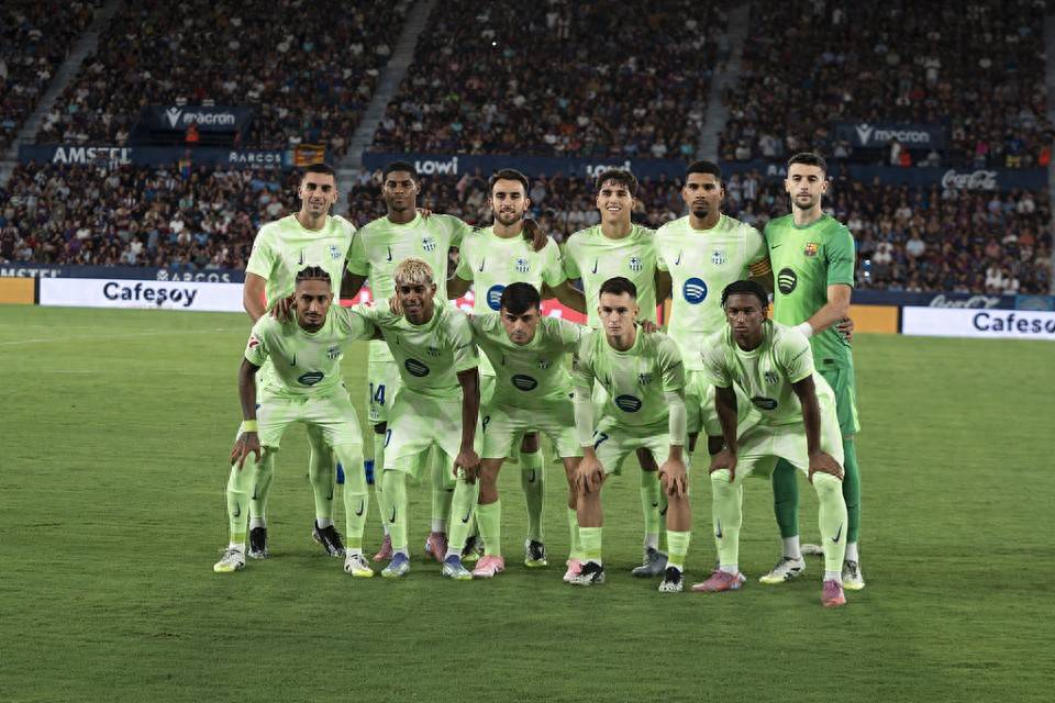 篮球篮网球员赛前热身状态良好